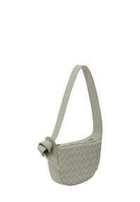 Woven læder skuldertaske i lys grå med en enkelt rem og en knudepunkt detalje. Har en lynlåslukning og en glat, struktureret overflade.
