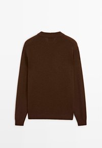 Brauner Strickpullover mit Rundhalsausschnitt, langen Ärmeln und gerippten Bündchen. Das Material wirkt weich und hat eine glatte Textur.