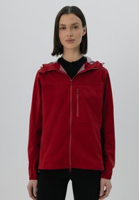 Czerwona kurtka na zamek błyskawiczny z kapturem i kieszeniami bocznymi, z teksturowanej tkaniny i kontrastowym szarym wykończeniem od wewnątrz. Slim-fit.