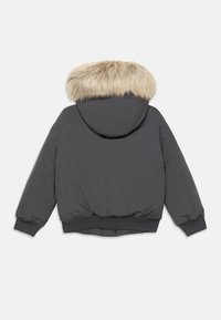 Giacca puff grigia con cappuccio foderato in pelliccia, polsini a costine e vita elasticizzata. Materiale morbido con una silhouette strutturata.
