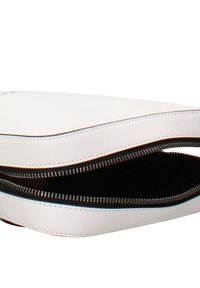 Borsa in pelle bianca con chiusura a zip, fodera interna nera a contrasto e cuciture bianche, che presenta una texture liscia e una forma slanciata.