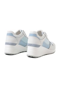 Sneakers bianchi e blu chiaro con un motivo in mesh testurizzato, suola imbottita e un accento lucido sul tallone. Design con lacci.