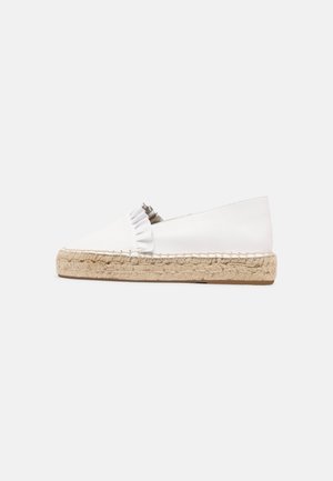 Espadrille blanche à enfiler avec semelle en jute tressée et petit détail volant près de l'ouverture, vue de côté sur un fond uni.