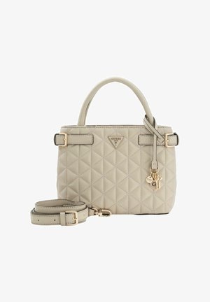 Sac à main matelassé beige avec deux poignées supérieures, bandoulière réglable et accents dorés. Comprend le logo de la marque et un porte-clés décoratif.