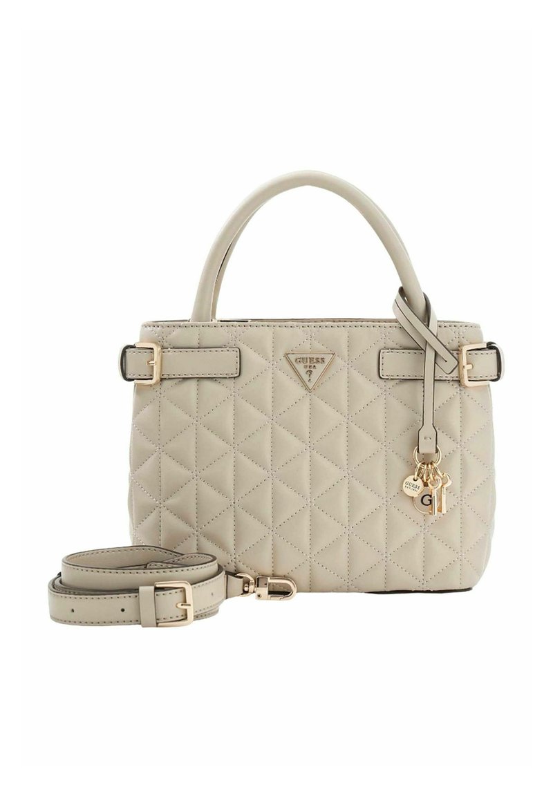 Sac à main matelassé beige avec deux poignées supérieures, bandoulière réglable et accents dorés. Comprend le logo de la marque et un porte-clés décoratif.