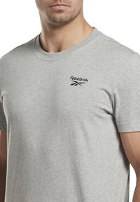 Reebok IDENTITY SMALL LOGO TEE - Pamata T-krekls - medium grey heather