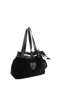 Zwarte suède handtas met leren accenten, dubbele handvatten, zilverkleurige hardware en een hartlogo-detail. Voorzien van een gestrikt stoffen sjaaltje aan de zijkant.