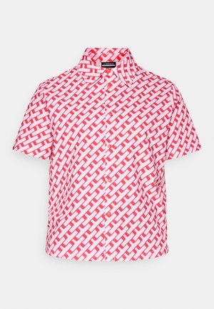 Chemise à manches courtes blanche et rouge avec un motif tissé. Dotée d'un col classique et d'une fermeture à boutons sur le devant. Tissu léger.
