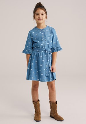 Vestido de mezclilla con mangas cortas con volantes, abotonado al frente, azul claro con patrón de corazones blancos y cinturón a juego en la cintura.