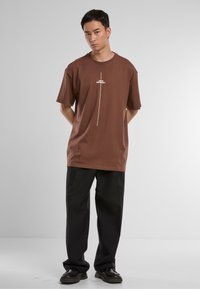 Merchcode THINK DIFFERENT HEAVY - Print T-shirt - bark
