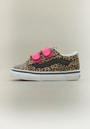 Sneaker da bambino con stampa leopardata, banda laterale nera, suola bianca e due cinturini rosa in velcro su sfondo neutro.