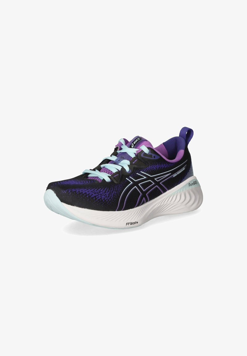 Chaussure de course avec une tige en maille noire et violette, des lacets bleu clair et une semelle blanche présentant des détails texturés et la marque "FF Blast+".