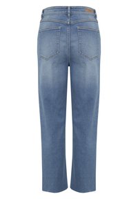 Jeans de denim azul claro con corte recto, que cuentan con dos bolsillos traseros y una etiqueta de cinturón visible. Textura suave y lavado medio.