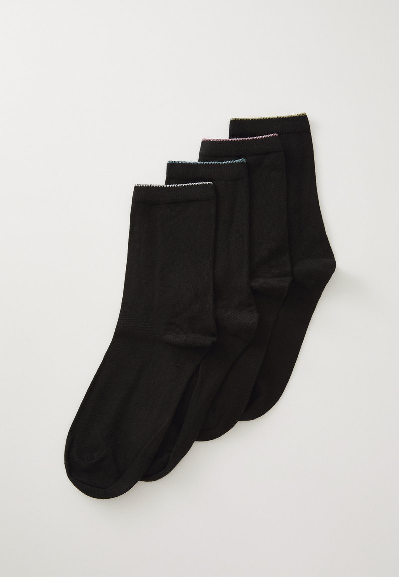 Quatre paires de chaussettes noires en tissu lisse, avec des coutures de couleur contrastante au niveau du revers. Chaque paire présente un design classique.