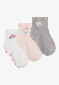 Drei Paar kurze Socken: weiß mit pinken Akzenten, hellpink mit floralem Stickerei und grau mit blauen und gelben Blumendetails.