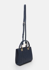 Borsa a tracolla trapuntata blu navy con finiture dorate, doppi manici superiori e tracolla removibile. Texture liscia e forma rettangolare.