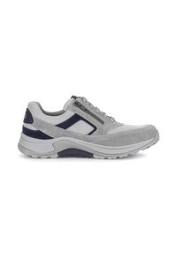 Zapatilla deportiva masculina gris y azul marino con parte superior de ante y malla, cierre de cremallera y cordones, y suela de goma gruesa con dibujo de tracción.