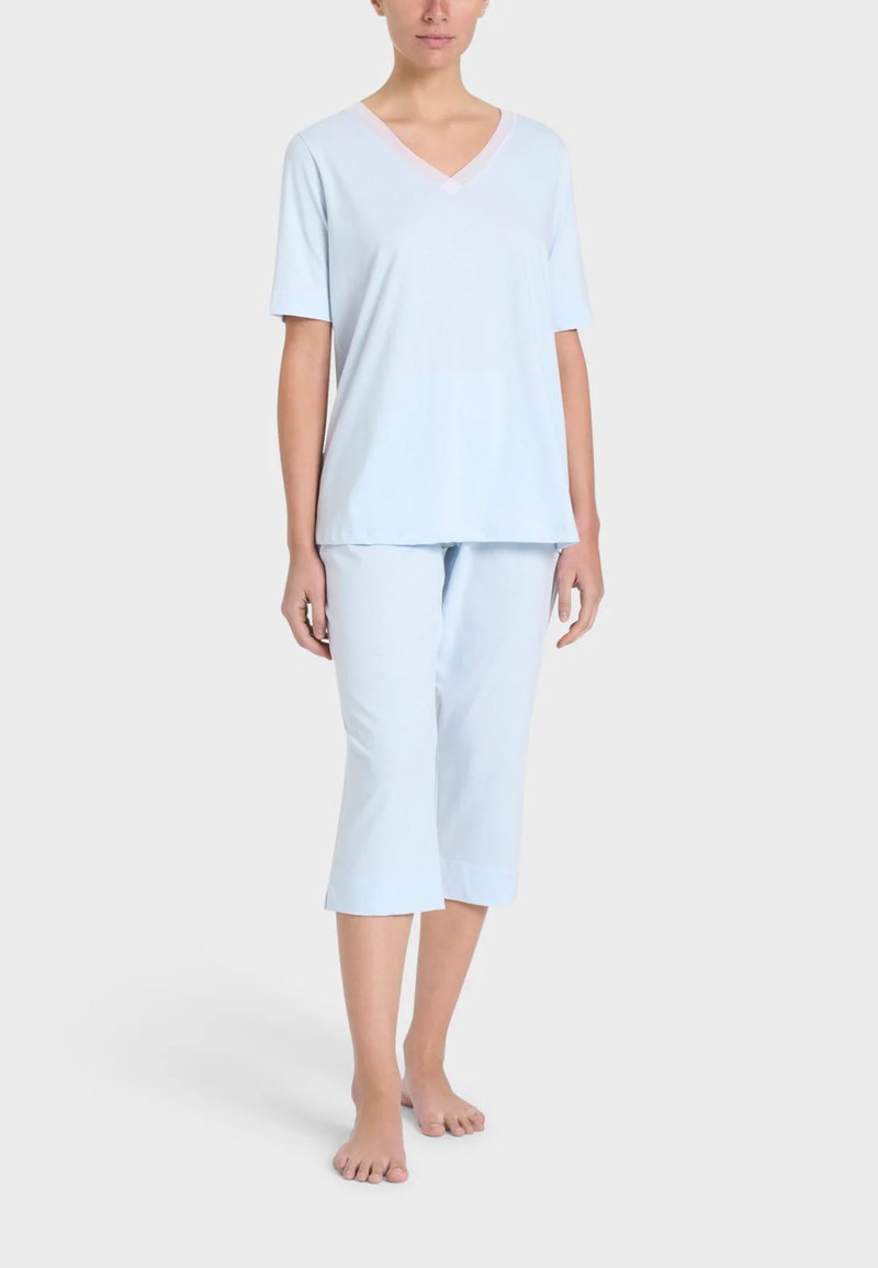Set di pigiama azzurro chiaro composto da una maglietta a V a maniche corte con bordi rosa e pantaloni lunghi fino al ginocchio. Tessuto morbido con una vestibilità comoda.