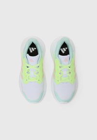 Scarpe da ginnastica bianche con tomaia in rete, caratterizzate da dettagli in neon verde e rosa. La suola è ammortizzata, con una soletta nera che presenta tre strisce.