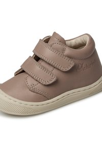Scarpe alte in pelle marrone con due cinturini in Velcro, suola testurizzata e dettaglio di cuciture rialzate. Interno leggero e ammortizzato.