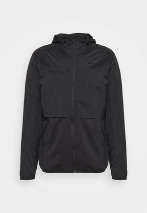 Veste légère noire à capuche avec fermeture éclair intégrale à l'avant et manches longues, conçue pour un usage décontracté ou sportif.