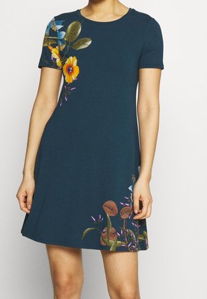 Marineblaues kurzärmeliges Kleid mit rundem Ausschnitt, das gelbe und violette Blumenmuster auf der linken Schulter und am unteren rechten Rock zeigt.