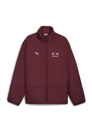 Mørkerød polstret jakke med høj krave, frontlynlås og logo detaljer fra BMW og Puma på venstre bryst. Blød tekstur, let oversized pasform.