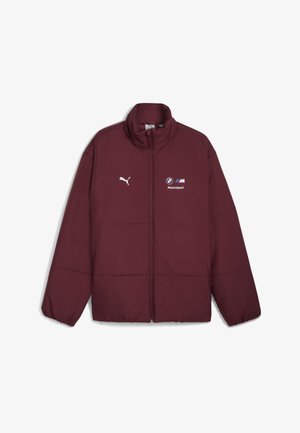 Bordový prešívaný kabát s vysokým golierom, predným zipsom a logovými akcentmi značiek BMW a Puma na ľavej hrudi. Mäkkučká textura, mierne prehnaný strih.
