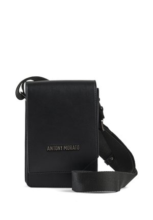 Zwarte rechthoekige crossbodytas met klepsluiting, verstelbare band en "ANTONY MORATO" logo in het midden aan de voorkant.