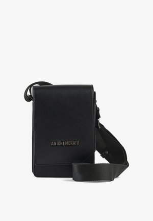 Schwarze rechteckige Umhängetasche mit Klappverschluss, verstellbarem Riemen und "ANTONY MORATO"-Logo in der vorderen Mitte.