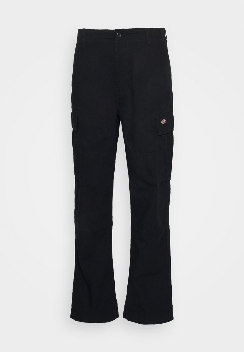 Schwarze Cargo-Hose mit geradem Bein, aus strapazierfähigem Stoff gefertigt, mit Seitentaschen und einem aufgenähten Logo auf der linken Seite.