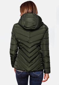 Groene gewatteerde jas met chevron-quilting, een capuchon en een ritsluiting, met een gladde textuur en een getailleerd silhouet.