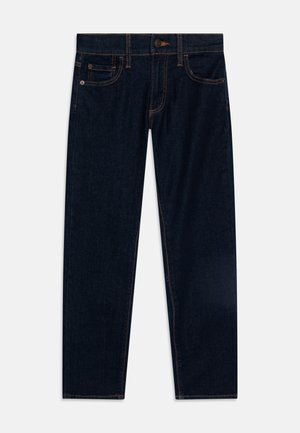 Granatowe dżinsy o prostych nogawkach z pomarańczowymi przeszyciami, z przodu zapinane na guzik, z zamkiem błyskawicznym i pięcioma kieszeniami, rozłożone płasko na białym tle.