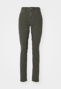 Pantalones de algodón verde con un corte ajustado, diseño de cinco bolsillos, presillas para el cinturón y cierre de un solo botón. Textura suave y forma de pierna recta.