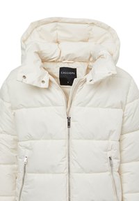 Puffermantel in Off-White mit einem gesteppten Design, hohem Kragen und zwei seitlichen Reißverschlusstaschen. Markenlabel sichtbar im Inneren.