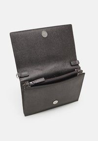 Svart teksturert lommebok med sølvfarget hardware, med trykknapplås og flere rom, inkludert en glidelåslomme.