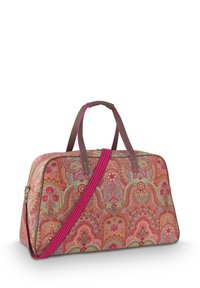 Große rechteckige Reisetasche mit floralem Paisleymuster in Pink, Rot und Grün, braunen Griffen und einem abnehmbaren schmal gestreiften Schultergurt in Pink.