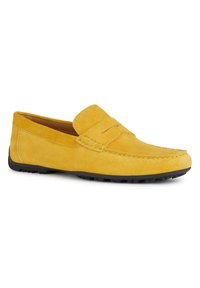 Mocassini in suede giallo con punta arrotondata, dettagliamo cuciti sulla tomaia e suola in gomma nera per una buona aderenza.