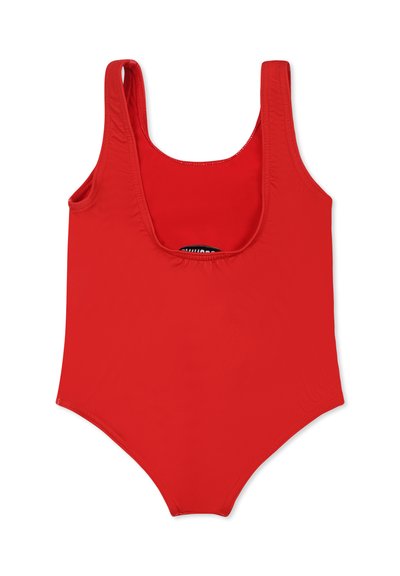 Czerwony jednoczęściowy strój kąpielowy z szerokimi ramiączkami, okrągłym dekoltem i gładkim, elastycznym materiałem z ukrytą metką wewnątrz.