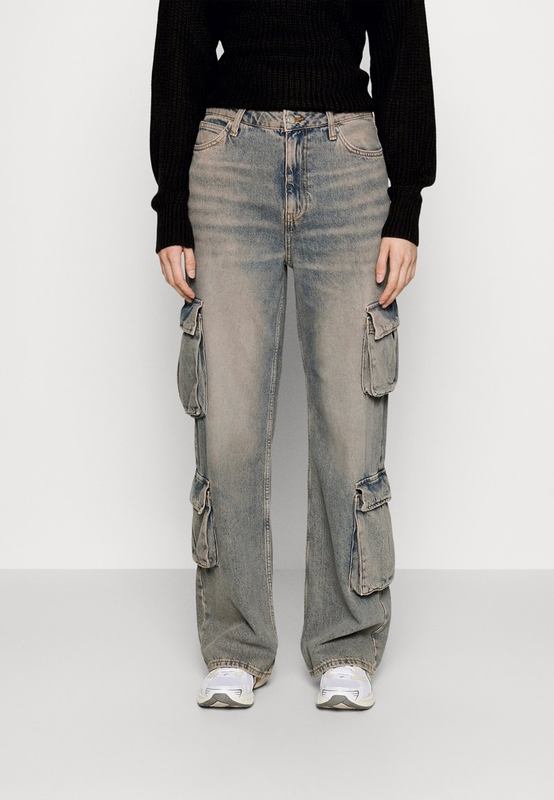 Jeans cargo de color azul claro con grandes bolsillos laterales y un corte relajado. Fabricados en denim con un ligero desvanecimiento y un diseño de pierna recta.