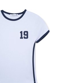 T-shirt bianca a maniche corte con rifinitura blu navy su collo e bordi delle maniche, con il numero blu navy "19" sul petto sinistro.