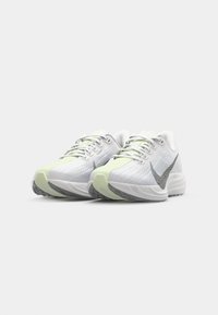 Nike Performance PEGASUS PLUS - Tenisice za cestovno trčanje - platinum tint/black/pure platinum/barely volt/platinum tint