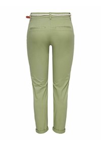 Pantalon vert clair avec un ourlet roulé, doté de deux poches arrière et d'une ceinture tissée enfilée dans la taille. Texture de tissu lisse.