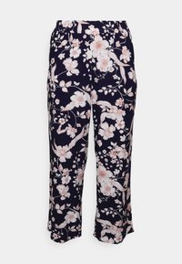 Navyblauwe wijde broek met een lichtroze en witte bloemen- en bladerenpatroon, met een elastische tailleband.