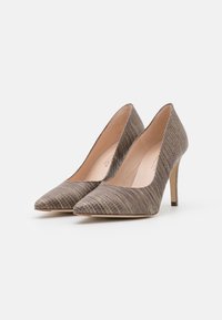 Zapatos de tacón en punta beige con un patrón texturizado de piel de serpiente, tacones delgados y un interior suave de color claro.