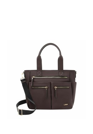 Dunkelbraune Handtasche mit zwei kurzen Griffen, schwarzem verstellbarem Schulterriemen, drei vorderen Reißverschlusstaschen und goldenem Markenlogo.