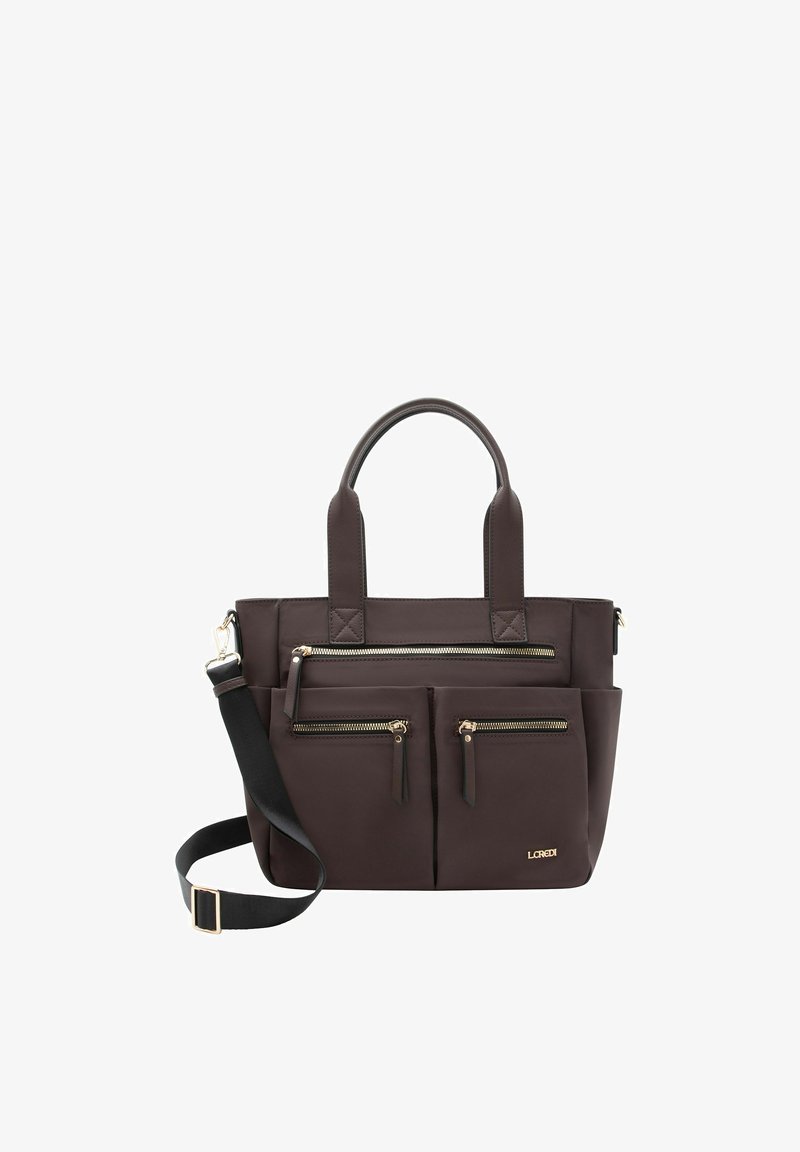 Sac à main marron foncé avec deux petites poignées, bandoulière noire réglable, trois poches avant zippées et logo de la marque en or.