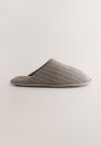 Chausson en tissu gris avec un design pointu, des rayures blanches discrètes et un intérieur rembourré. Texture douce avec un bord de semelle arrondi.