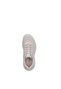 Scarpa sportiva beige chiaro con tomaia in mesh traspirante, punta arrotondata, design con lacci e suola bianca e ammortizzata.