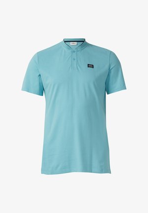 Hellblaues Poloshirt mit kurzen Ärmeln, Zwei-Knopf-Leiste und kleinem rechteckigem schwarzem Logo-Patch auf der linken Brust.